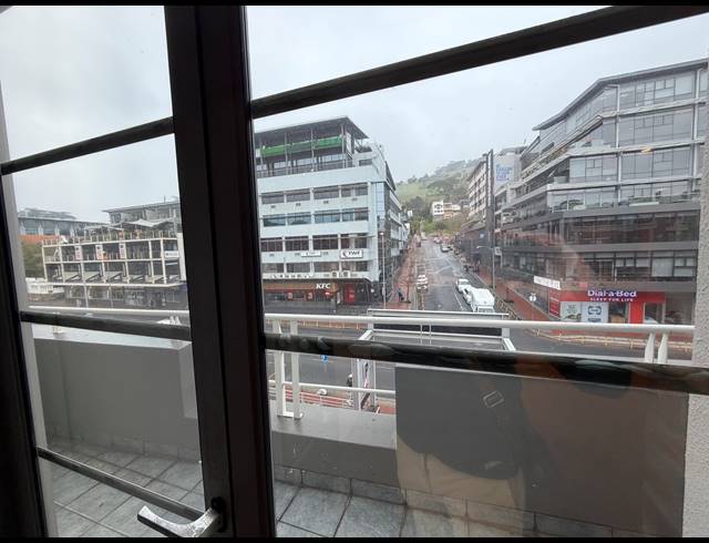 190M² BUILDING TO LET IN GREEN POINT